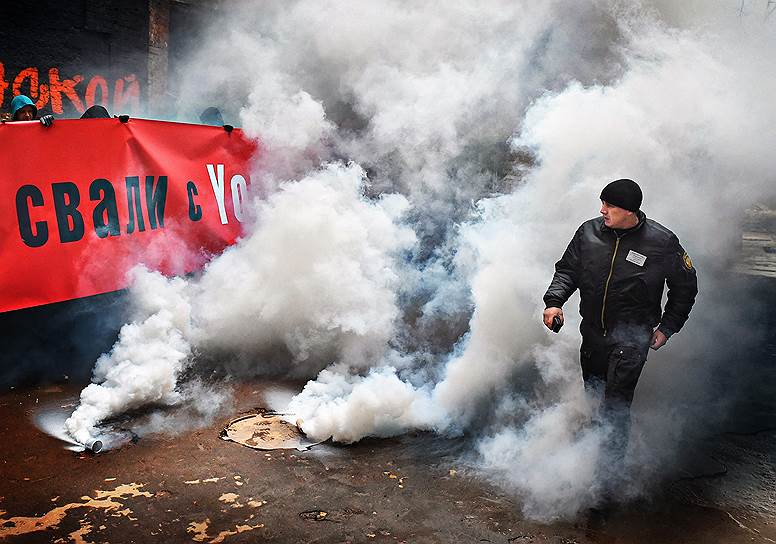 Москва, Россия. Пикет перед началом пресс-конференции бывшего мэра Архангельска Александра Донского