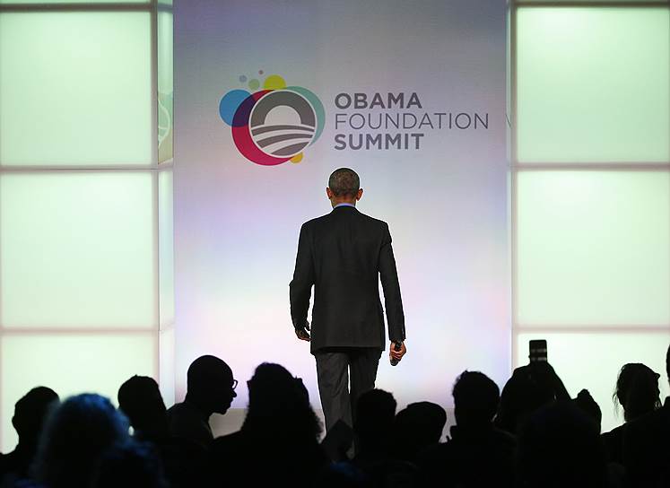 Чикаго, США. Барак Обама уходит со сцены на заключительной сессии своего благотворительного фонда