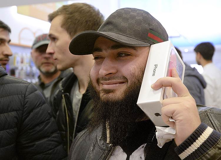 3 ноября в России начались продажи смартфона iPhone X, произведенного корпорацией Apple. Стоимость смартфона составляет 79 990 руб. за версию с 64 гигабайтами памяти, 91 990 руб.— за версию на 256 гигабайтов&lt;br>
На фото: покупатели в магазине «Связной»