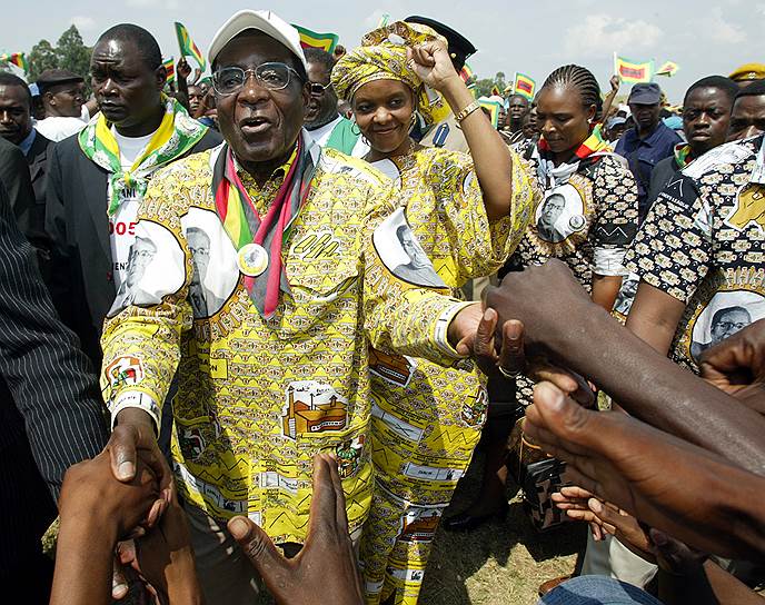 Роберт Мугабе был дважды женат. В октябре 2017 года вице-президент Зимбабве Эммерсон Мнангагва публично обвинил вторую супругу Мугабе — 52-летнюю Грейс Мугабе (на фото) — в том, что она пыталась его отравить и устранить как возможного преемника. По мнению ряда экспертов, господин Мугабе действительно намеревался сделать правителем страны свою жену