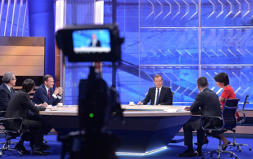 Премьер-министр Дмитрий Медведев (справа)