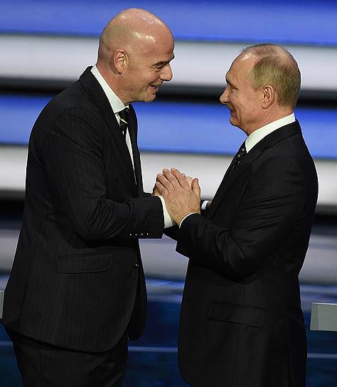 Президент России Владимир Путин (справа) и президент ФИФА Джанни Инфантино