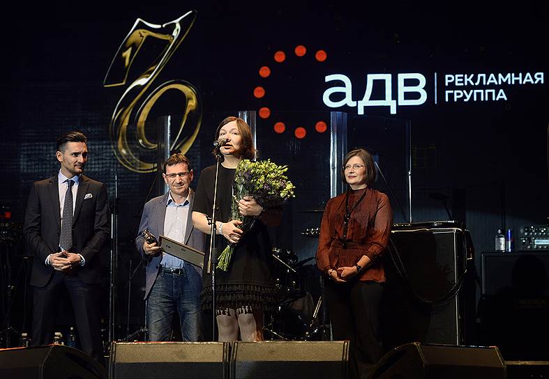 Представитель компании &quot;Рекламная группа АДВ&quot; Екатерина Рыбакова (в центре) 