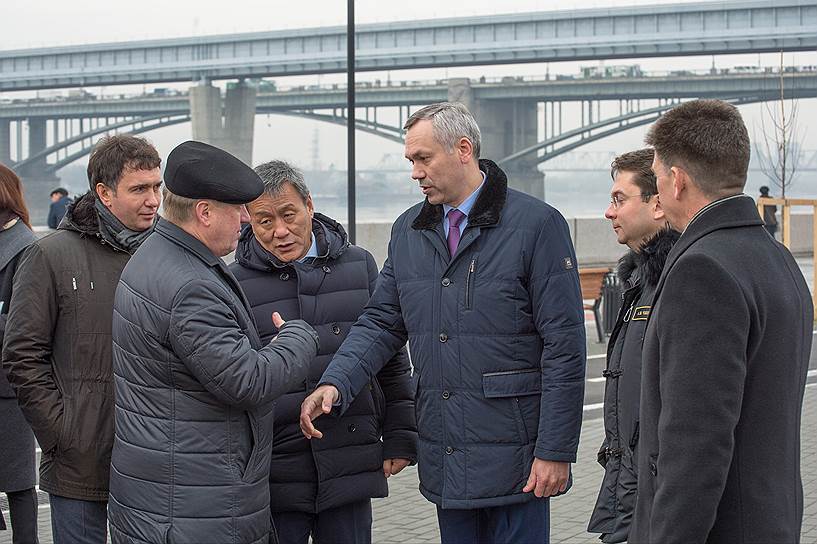 Врио губернатора Новосибирской области Андрей Травников (в центре)