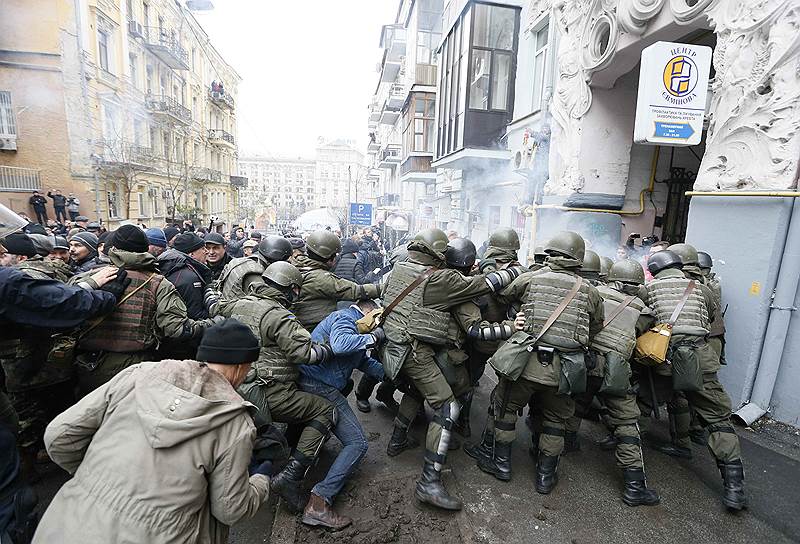 Столкновения бойцов Нацгвардии и сторонников Михаила Саакашвили у дома политика