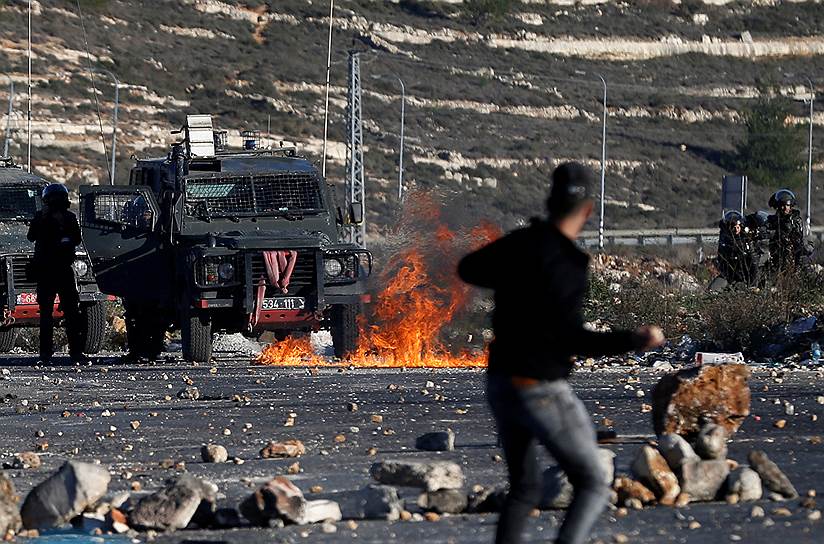 Рамалла, Западный берег реки Иордан. Палестинские протестующие закидывают израильскую полицию камнями