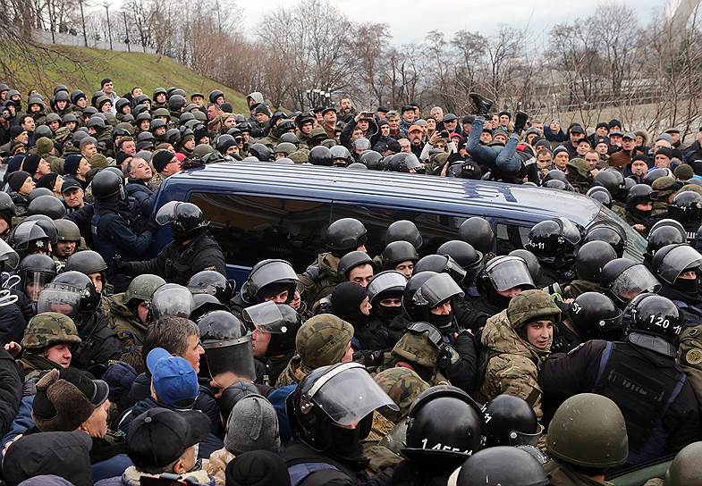 5 декабря. &lt;a href=&quot;doc/3488079&quot;>Митинг&lt;/a> сторонников бывшего губернатора Одесской области и экс-президента Грузии Михаила Саакашвили после попытки его задержания сотрудниками правопорядка. СБУ и Генпрокуратура Украины подозревает его в содействии ОПГ, связанным с экс-президентом Виктором Януковичем