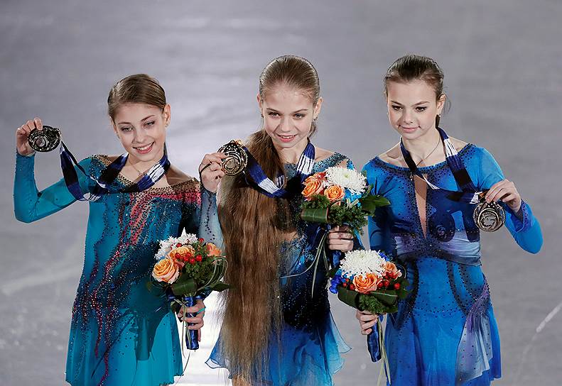 Слева направо: фигуристки Алена Косторная, Александра Трусова, Анастасия Тараканова