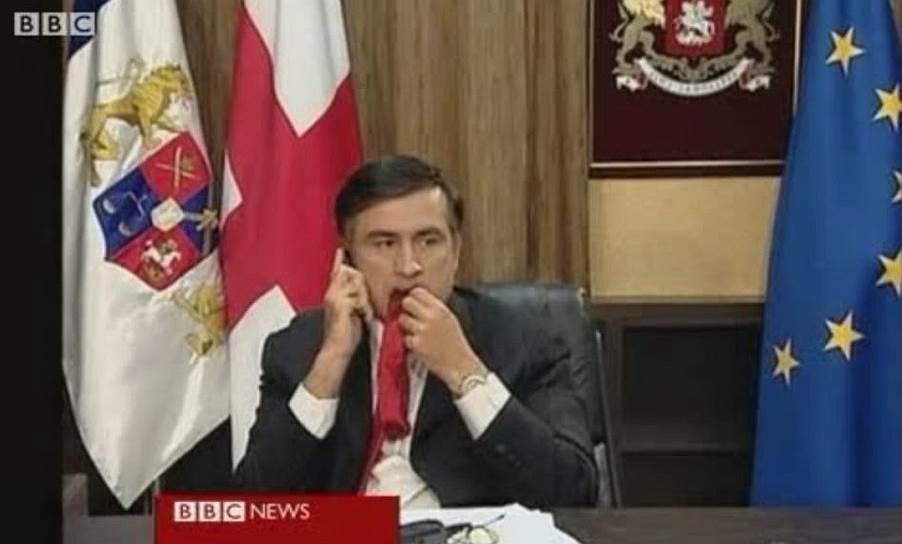 16 августа 2008 года в эфире BBC были показаны кадры, на которых Михаил Саакашвили, задумавшись, жует свой галстук. Инцидент послужил темой для шуток и анекдотов со стороны российских СМИ, политологов и политиков, включая Владимира Путина. Сам Михаил Саакашвили прокомментировал свое поведение так: «Переживания за страну могут заставить съесть свой собственный галстук»
