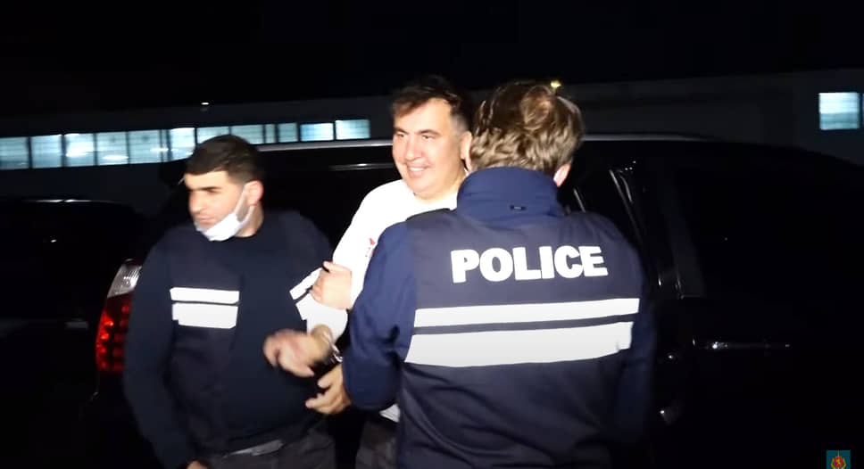 Осенью 2021 года Михаил Саакашвили, тайно вернувшийся на родину после восьми лет эмиграции, был задержан полицией. Экс-президент заявлял, что приехал в Тбилиси в преддверии местных выборов, чтобы защищать волю людей, поскольку «решается вопрос спасения Грузии». Против политика возбудили уголовное дело о незаконном пересечении границы. Его доставили в тюрьму города Рустави
