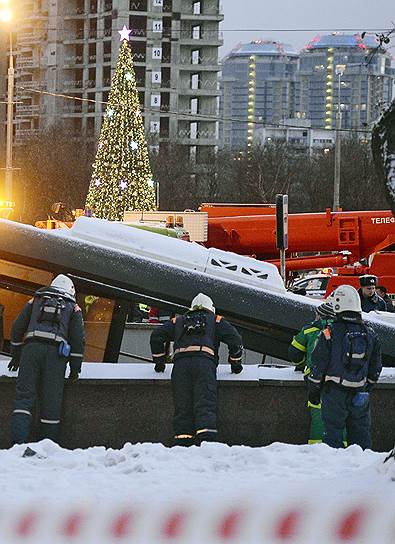 Москва, Россия. Сотрудники МЧС и полиции работают на месте аварии, в результате которой автобус съехал в подземный переход станции метро «Славянский бульвар»