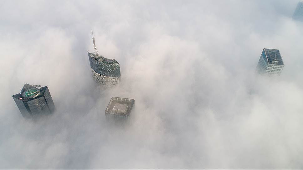 Хэфэй, Китай. Вид на небоскребы в тумане
