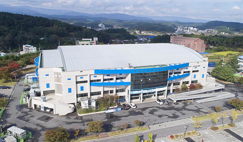 Стадион Gangneung Curling Centre был возведен еще в 1998 году в качестве хоккейной арены. Но на Играх он будет использоваться как место проведения соревнований по керлингу
