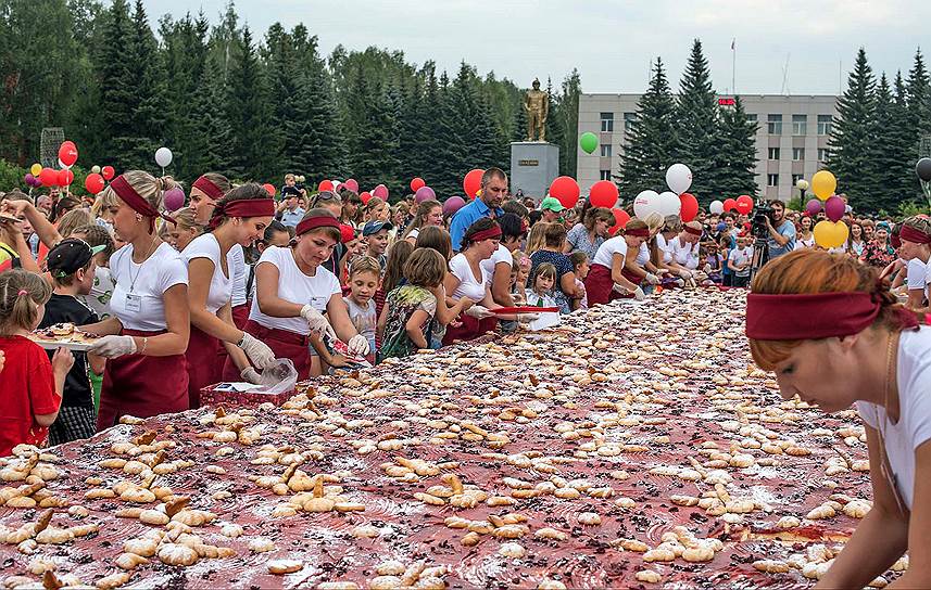 Этим летом в Осинниках состоялся первый в истории города фестиваль «Арт-вишня», где одним из основных номеров программы стал вишневый пирог размером с городскую площадь и весом 419 кг