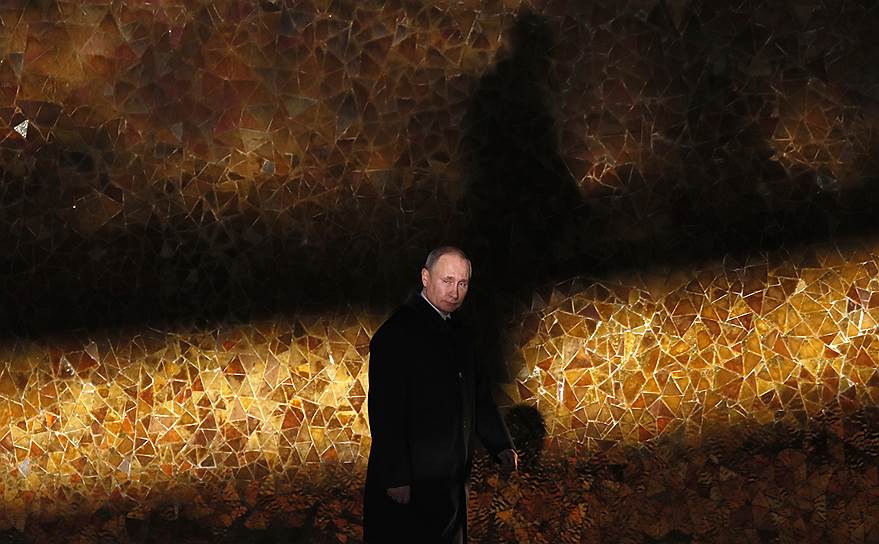 Волгоград, Россия. Президент России Владимир Путин во время посещения памятника-ансамбля «Героям Сталинградской битвы» в честь 75-летия победы в Сталинградской битве
