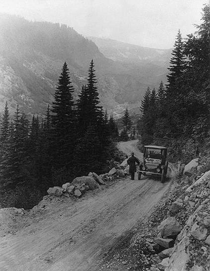К середине 1930-х годов электромобили окончательно отступили, уступив место бензиновым и дизельным машинам&lt;br>
На фото: автомобиль Detroit Electric во время промо-тура «Из Сиэтла до горы Рейнир», 1919