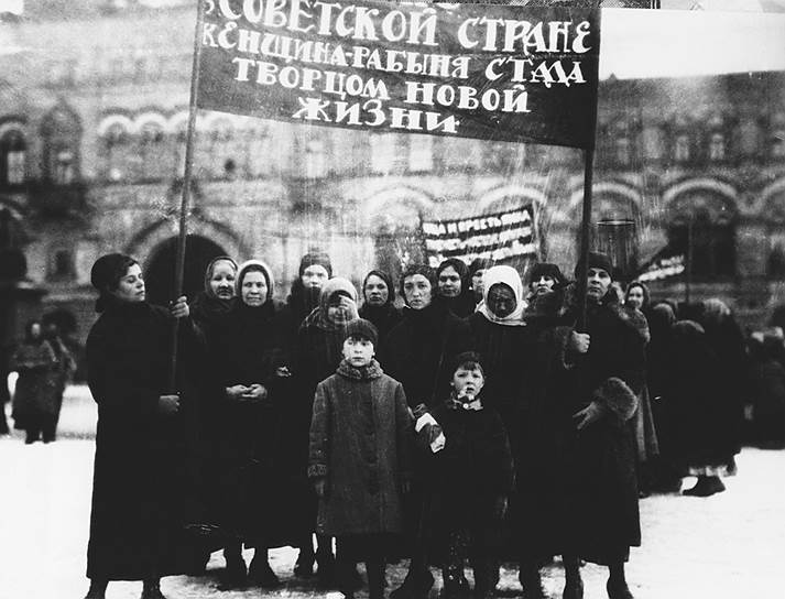 «Мы можем теперь сказать с полной гордостью, без всякого преувеличения, что, кроме Советской России, нет ни одной страны в мире, где бы было полное равноправие женщин и где бы женщина не была поставлена в унизительное положение, которое особенно чувствительно в повседневной, семейной жизни» (Ленин В. О задачах женского рабочего движения в Советской республике)