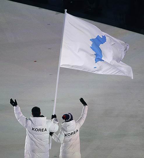 Хоккеист Хван Чун-Кум (КНДР) и бобслеист Вон Юн Чжон (Южная Корея) прошли под единым флагом. Решение о совместном выходе было принято на переговорах в середине января