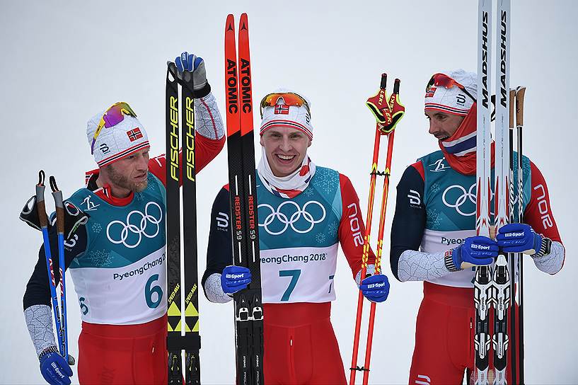 Слева направо: норвежские лыжники Мартин Йонсруд Суннбю, Симен Хегстад Крюгер и Ханс Кристер Холунд