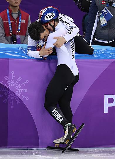 Южнокорейский шорт-трекист Лим Хё Чун (справа), установивший новый олимпийский рекорд -- 2.10,485, после победы в финальном забеге на дистанции 1500 м
