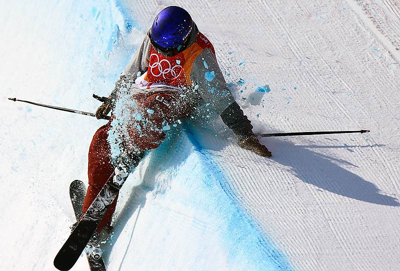 Американец Торин Йетер-Уоллес выступает в лыжном хафпайпе