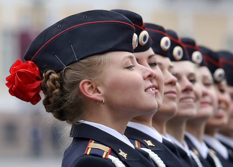 9 мая 2016 года в Параде победы на Красной площади впервые участвовал сводный парадный расчет женщин-военнослужащих из Военного университета и Вольского филиала Военной академии материально-технического обеспечения им. Хрулева. Западная пресса назвала их «амазонками в мини-юбках»