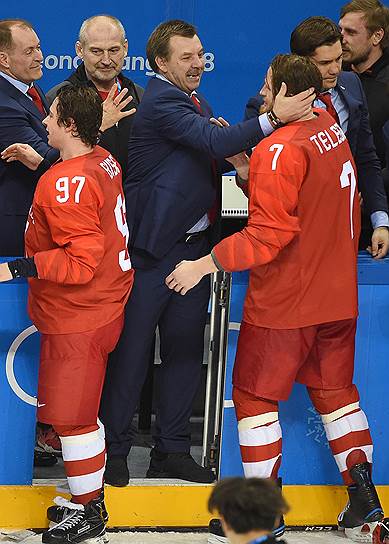 Главный тренер сборной России по хоккею Олег Знарок (в центре) поздравляет подопечных с победой