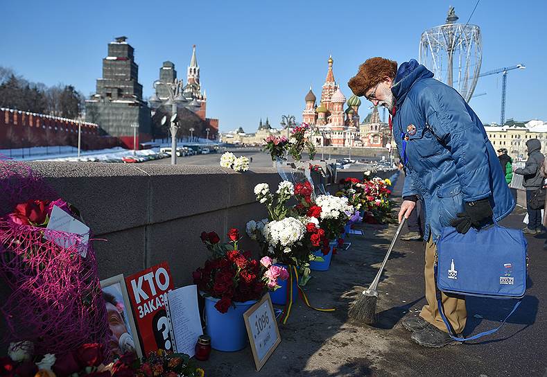 Москва, Россия. Церемония возложения цветов к месту гибели политика Бориса Немцова на Большом Москворецком мосту