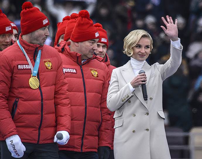 Слева направо: олимпийский чемпион по хоккею Илья Ковальчук, президент Федерации хоккея России, депутат Госдумы Владислав Третьяк и певица Полина Гагарина