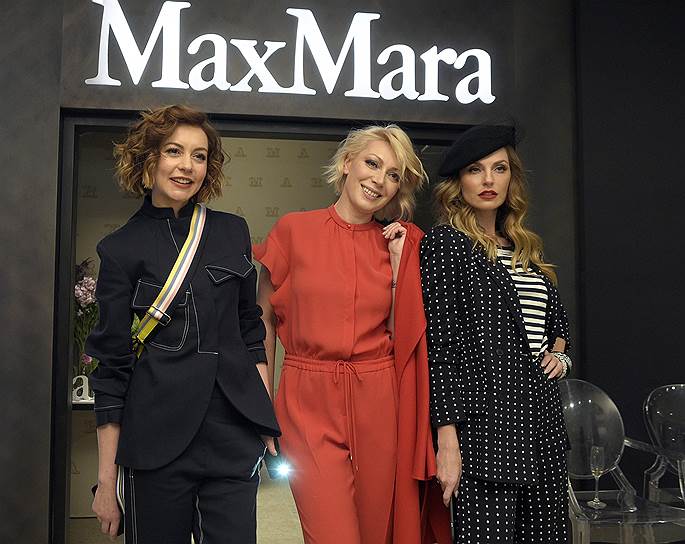 Церемония открытия флагманского бутика Max Mara прошла в торговом центре «Весна» на улице Новый Арбат. Слева направо: телеведущая Татьяна Геворкян, телеведущая Аврора и певица Саша Савельева во время церемонии