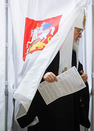 Патриарх Московский и Всея Руси Кирилл во время голосования на избирательном участке в Москве