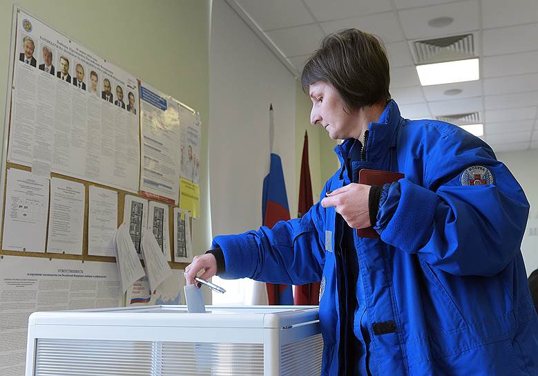 Избиратели на участке в Городской клинической больнице им. Н. И. Пирогова во время голосования