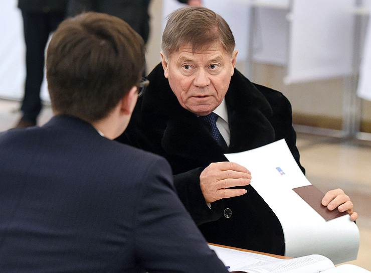 Председатель Верховного суда России Вячеслав Лебедев на избирательном участке во время голосования