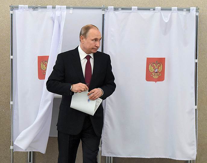 Кандидат в президенты РФ, действующий глава государства Владимир Путин на избирательном участке во время голосования