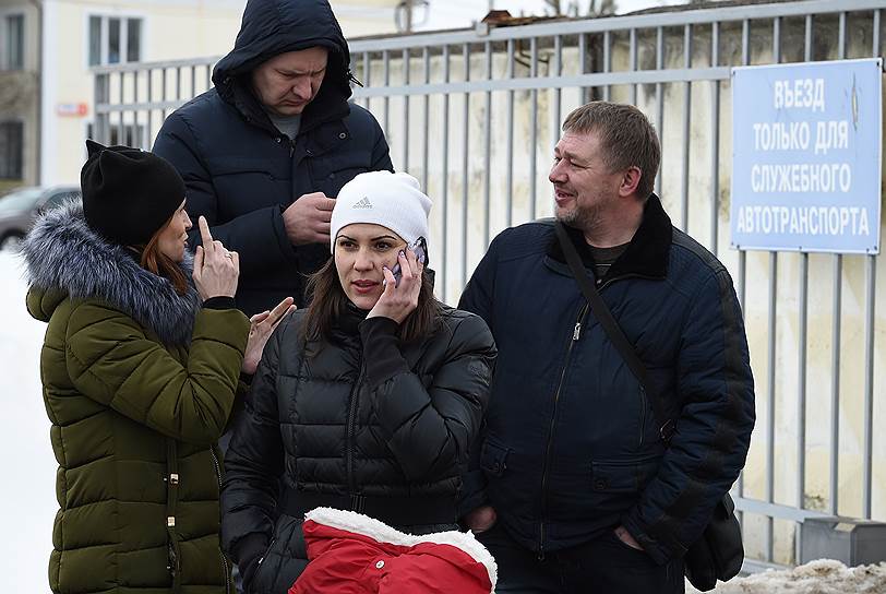 Участники митинга в Волоколамске у здания Центральной районной больницы, куда были госпитализированы дети с диагнозом «отравление»