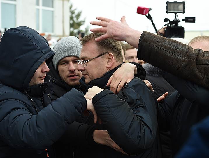 Глава Волоколамского района Евгений Гаврилов (в центре)