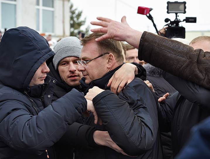 

21 марта. В Волоколамском районе с признаками отравления были госпитализированы более 50 человек, большинство из которых — дети. Жители, связывающие произошедшее с выбросом газа на мусорном полигоне «Ядрово», &lt;a href=&quot;/doc/3579666&quot;>вышли на митинг&lt;/a>. 23 марта в отставку был отправлен глава Волоколамского района Евгений Гаврилов 