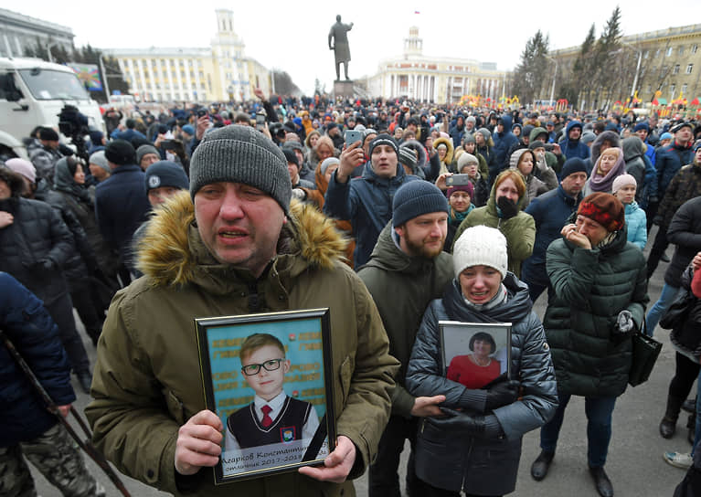 27 марта в Кемерово прошел 11-часовой митинг. Cобравшиеся требовали назвать точное число погибших и отправить в отставку руководство региона и города