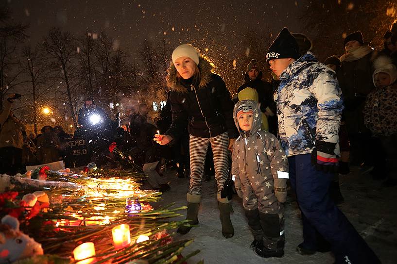 Пермь. Траурная акция в сквере перед бывшим клубом «Хромая лошадь»