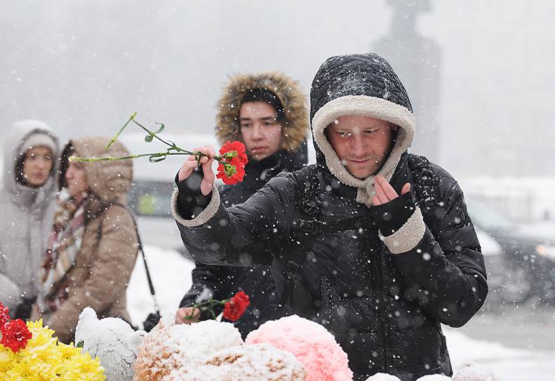 Воронеж. Траурная акция возле Никитинской библиотеки