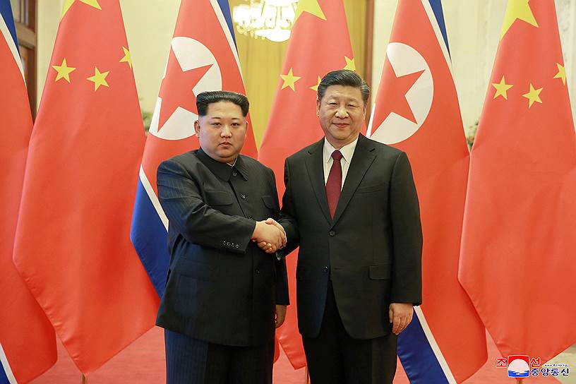 Лидер Северной Кореи Ким Чен Ын (слева) и председатель КНР Си Цзиньпин