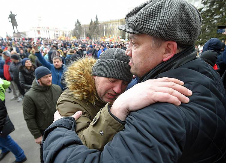 27 марта. В Кемерово состоялась акция протеста после пожара в ТРЦ «Зимняя вишня». Жертвами &lt;a href=&quot;https://www.kommersant.ru/theme/3011&quot; target=&quot;_blank&quot; rel=&quot;nofollow&quot;>происшествия&lt;/a> стали, по данным МЧС, 64 человека, включая 41 ребенка. 28 марта в России был объявлен общенациональный траур по погибшим 
