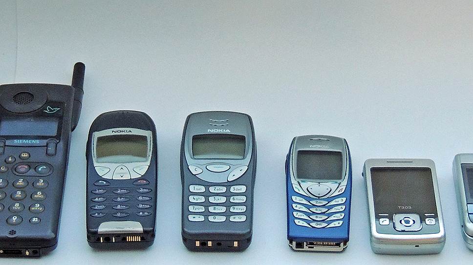 18 марта 1999 года был представлен телефон Nokia 3210, один из самых успешных в истории и первый популярный телефон со встроенной функцией T9. На момент своего выхода и до выхода Nokia 1100 в 2003 году он был самым продаваемым телефоном в мире с количеством проданных копий 160 млн&lt;br> 
На фото слева направо: Ericsson GH172 (1992), Siemens S6 (1997), Nokia 6210 (2000), Nokia 3210 (1999), Nokia 6100 (2003), Sony-Ericsson T303 (2008), Siemens CF110 (2006), HTC Touch Pro 2 (2009)