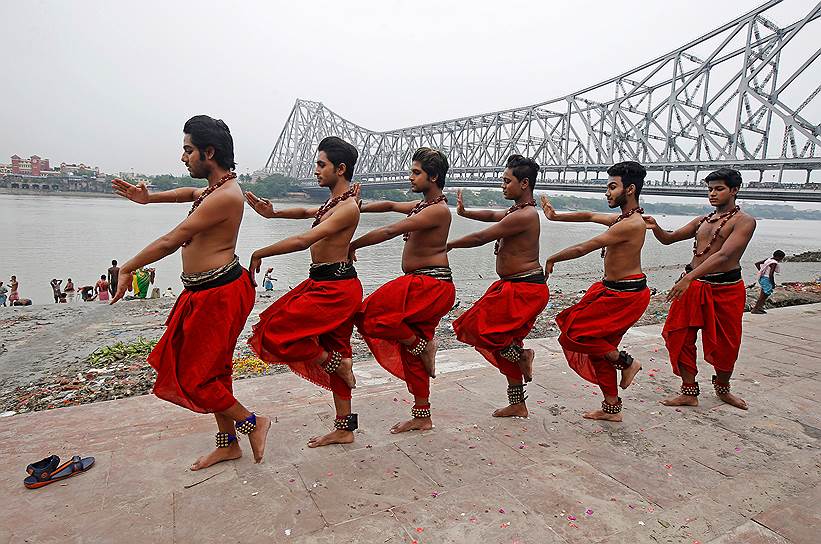 Калькутта, Индия. Ученики танцевальной школы участвуют в съемках клипа на берегу реки Ганг