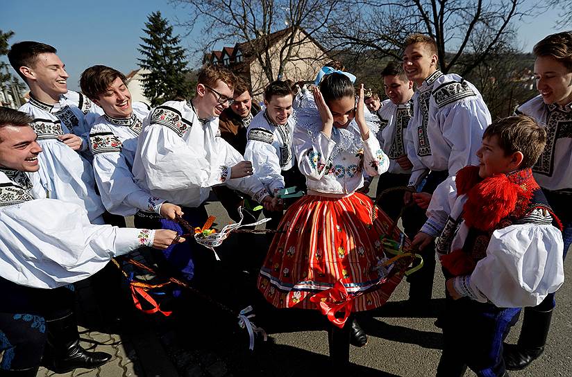 Влчнов, Чехия. Местные жители в традиционных костюмах празднуют Пасху