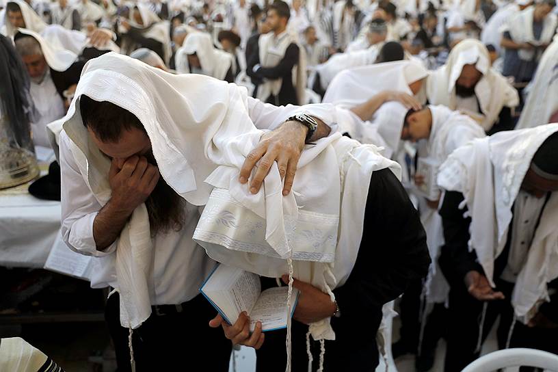 Иерусалим, Израиль. Завернутые в молитвенные платки иудеи отмечают Песах