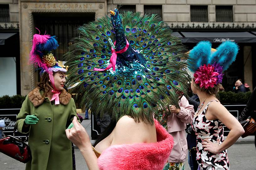 Нью-Йорк, США. Участницы ежегодного пасхального парада шляп на Манхэттене