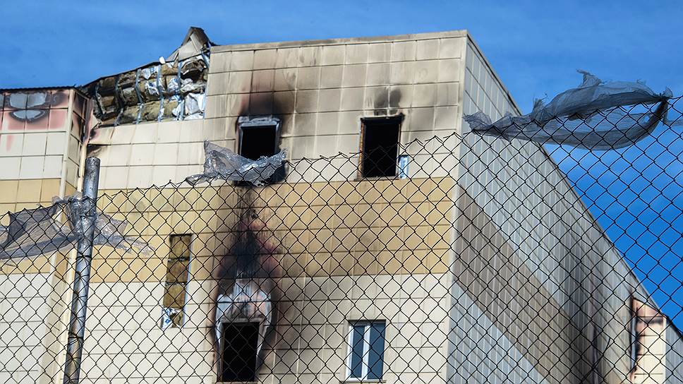 Как обвиняемых в гибели людей при пожаре в Кемерово оставили под стражей