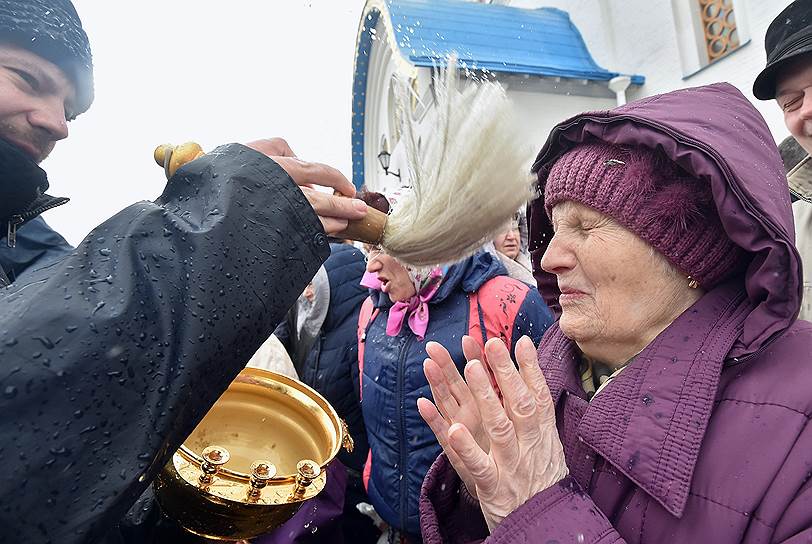 Москва, храм Покрова Пресвятой Богородицы в Ясенево. Чин освящения пасхальных куличей, яиц и пасхи 