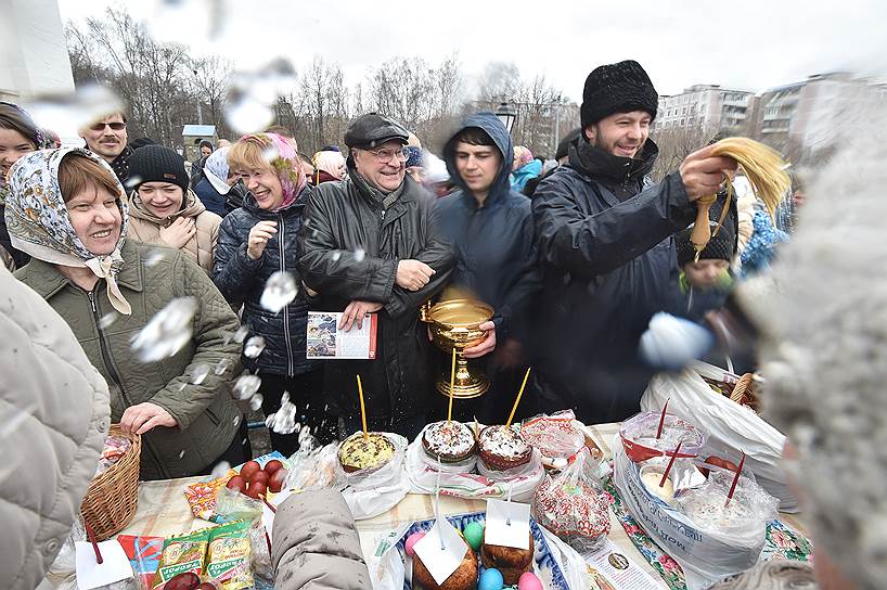 Москва, храм Покрова Пресвятой Богородицы в Ясенево.  Чин освящения пасхальных куличей, яиц и пасхи